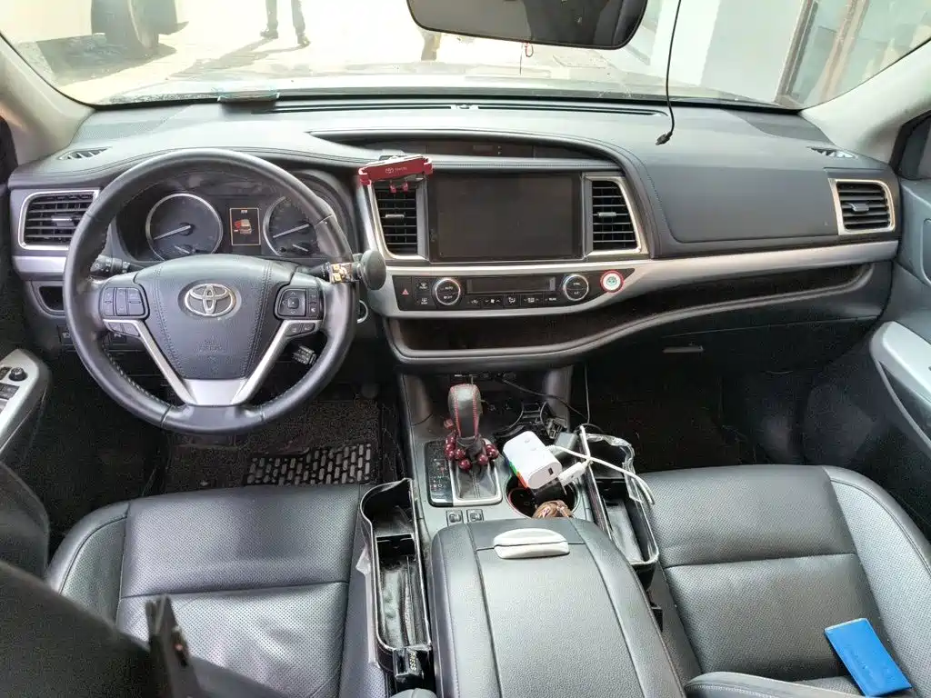 Toyota Highlander — фото 10