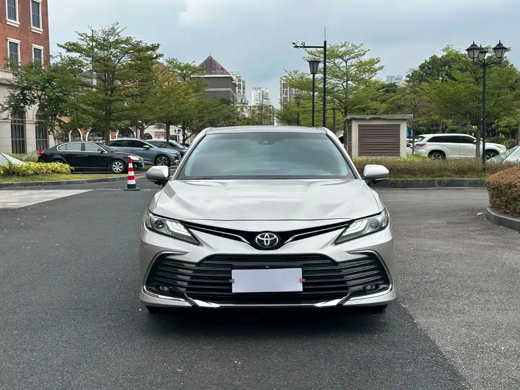 Toyota Camry — фото 2