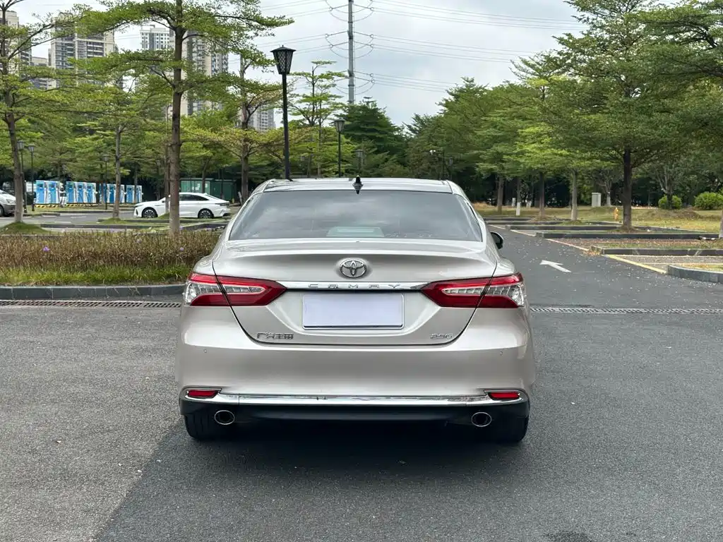 Toyota Camry — фото 17