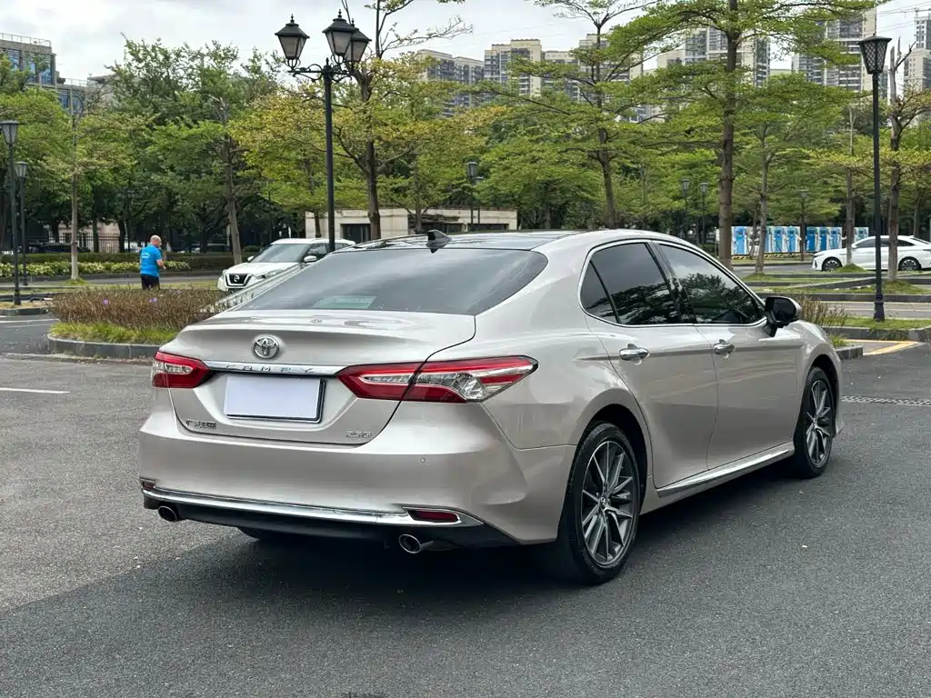 Toyota Camry — фото 18