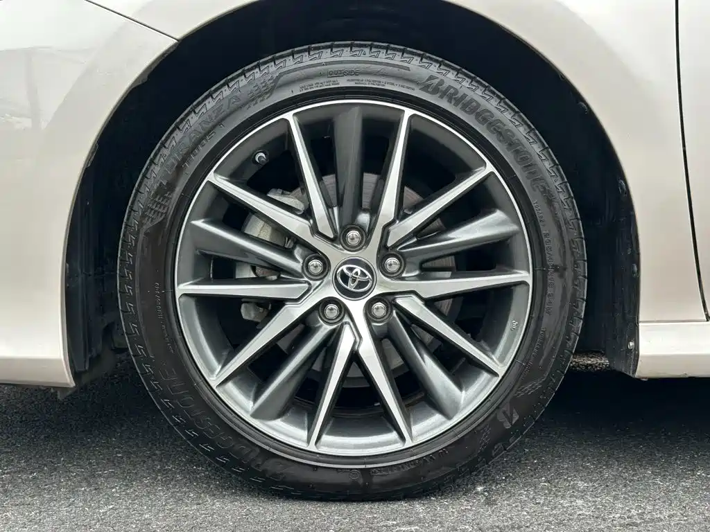 Toyota Camry — фото 19