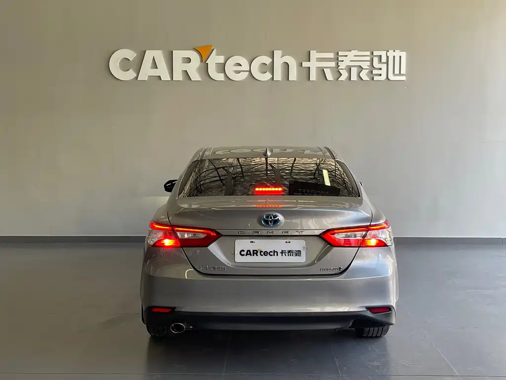 Toyota Camry — фото 5