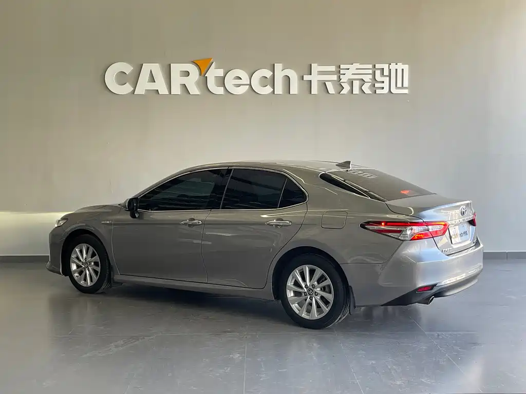 Toyota Camry — фото 6