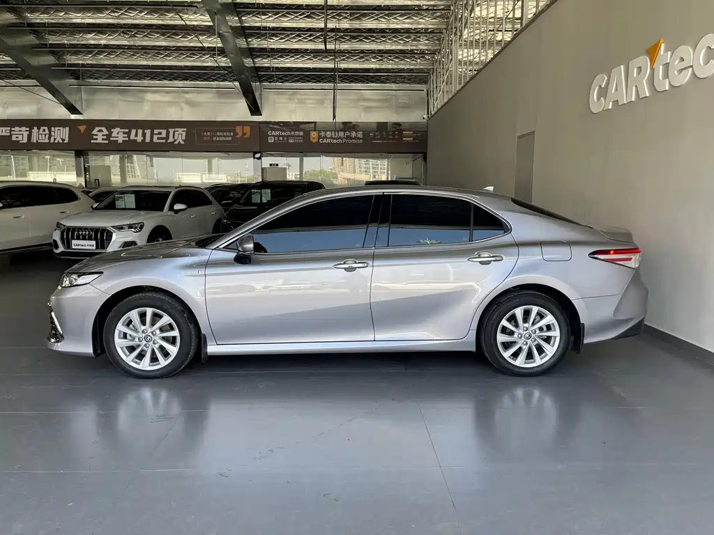 Toyota Camry — фото 8