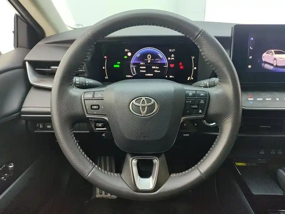 Toyota Camry — фото 15