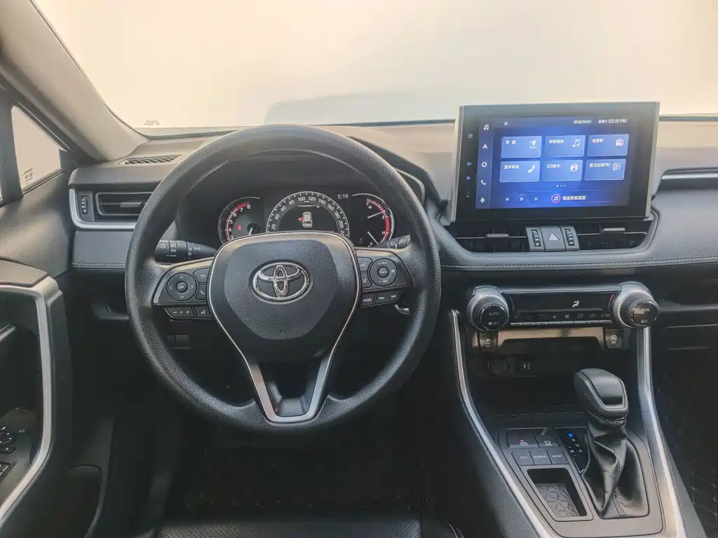 Toyota RAV4 — фото 11