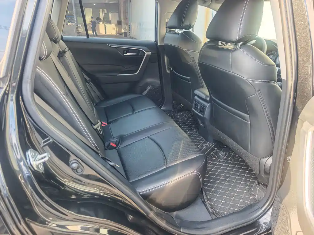 Toyota RAV4 — фото 20