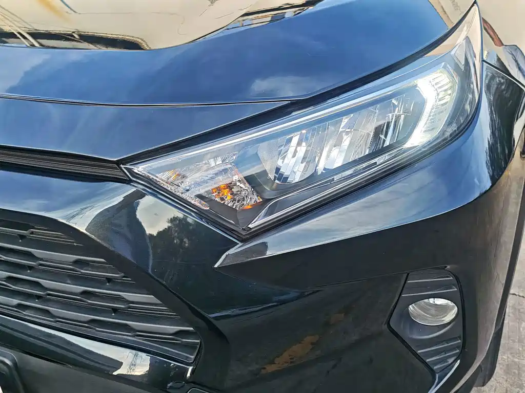 Toyota RAV4 — фото 4