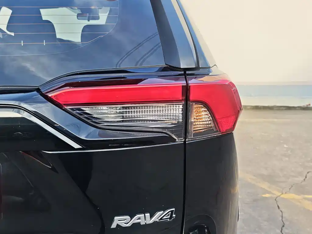 Toyota RAV4 — фото 9