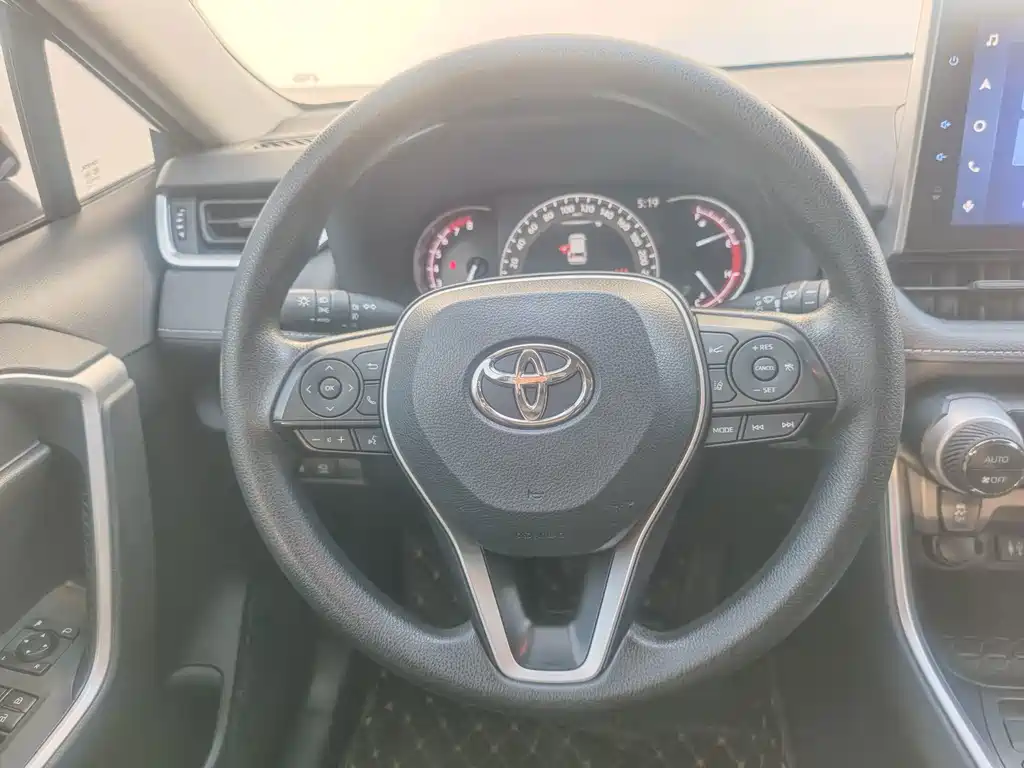 Toyota RAV4 — фото 10