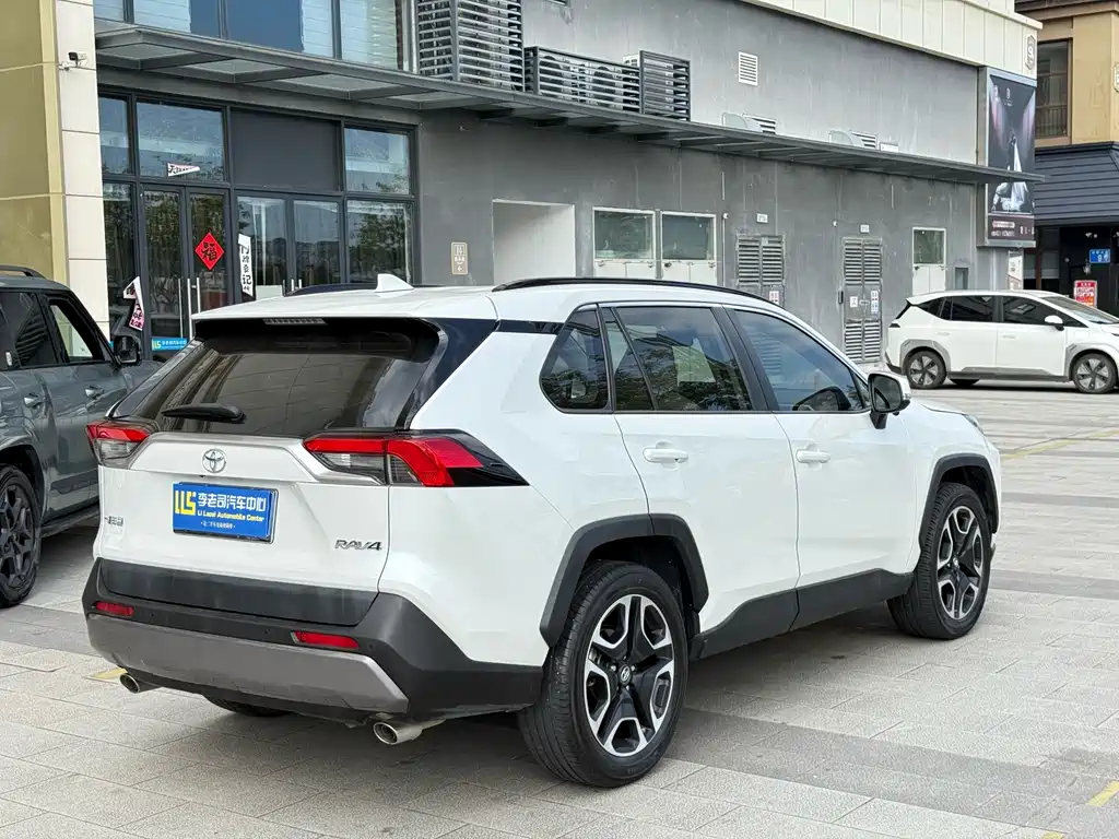 Toyota RAV4 — фото 5