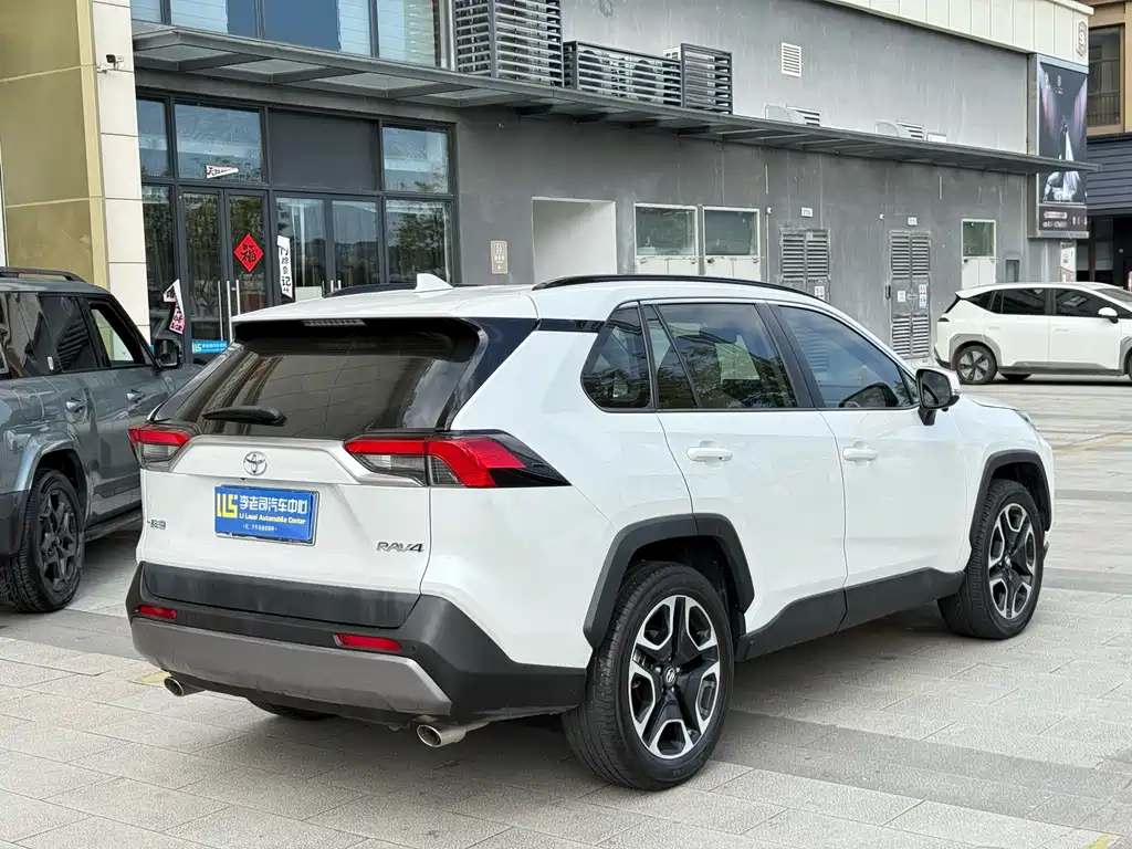 Toyota RAV4 — фото 6