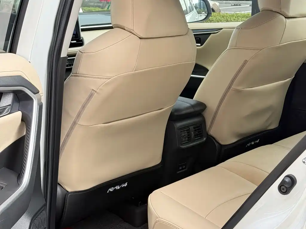 Toyota RAV4 — фото 8
