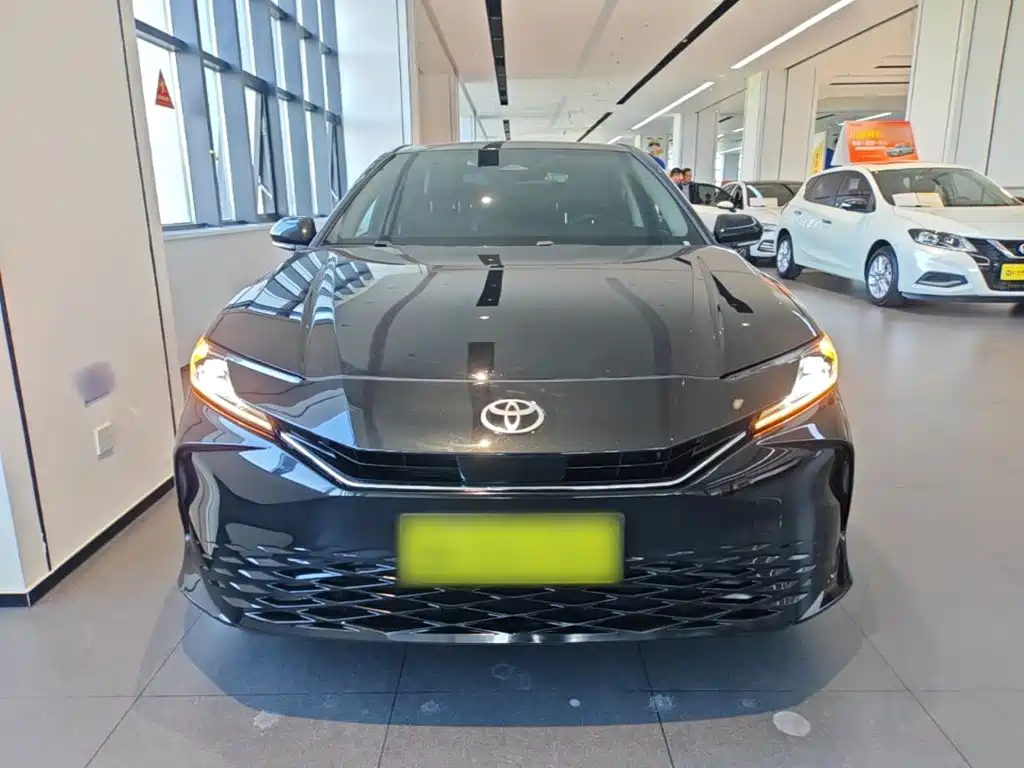 Toyota Camry — фото 2