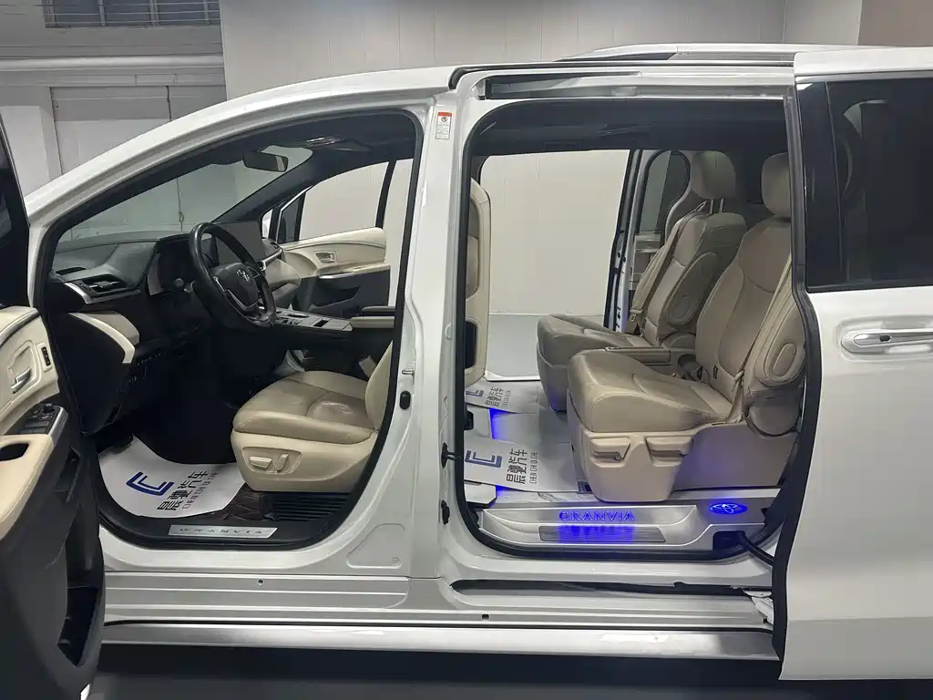 Toyota Granvia — фото 11