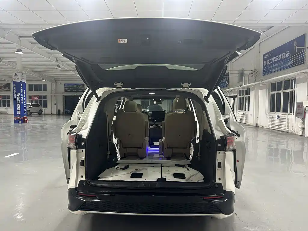 Toyota Granvia — фото 14