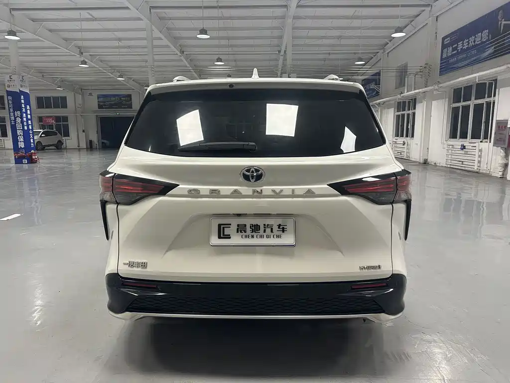 Toyota Granvia — фото 5