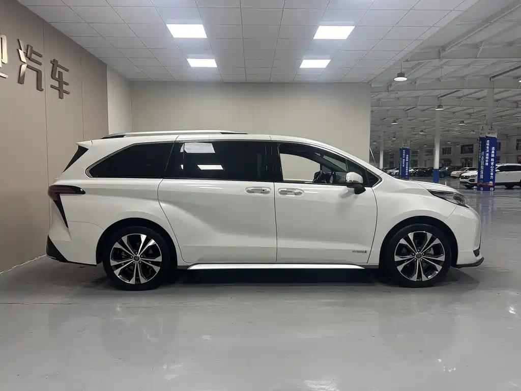 Toyota Granvia — фото 8
