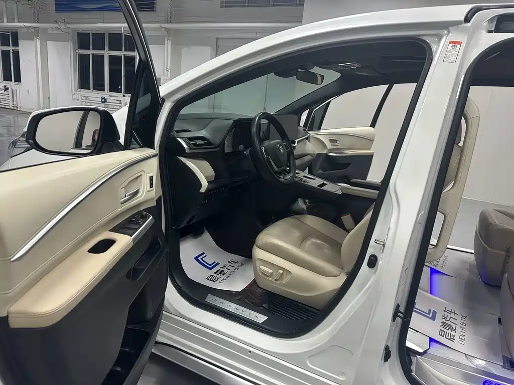 Toyota Granvia — фото 10