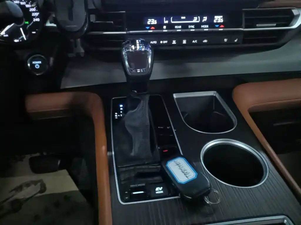 Toyota Granvia — фото 13