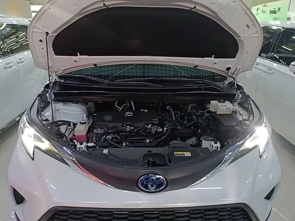 Toyota Granvia — фото 19
