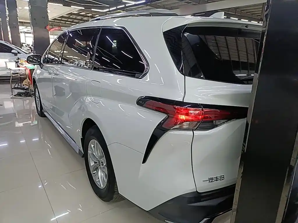 Toyota Granvia — фото 4