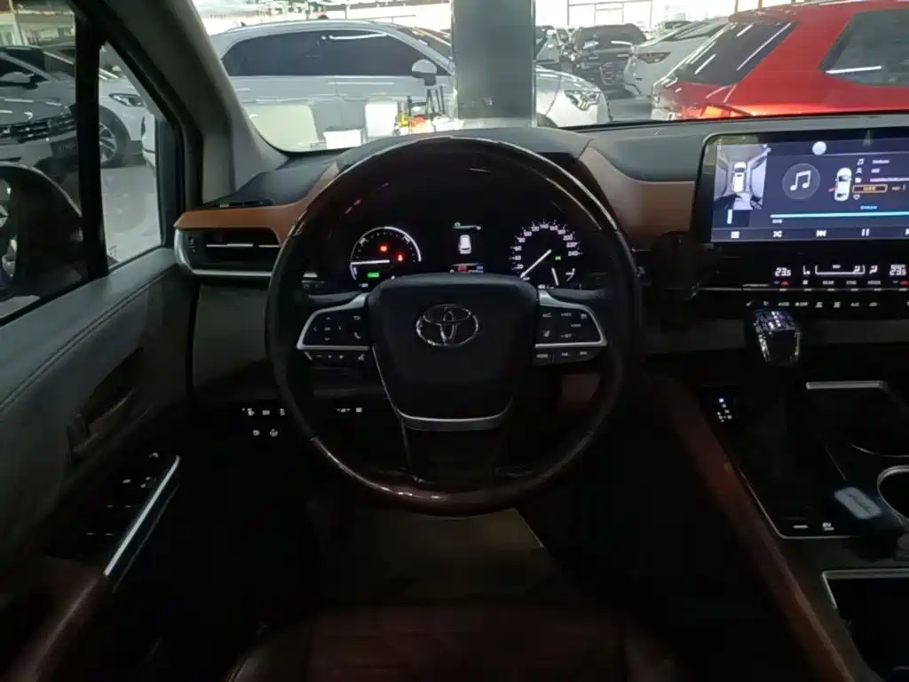 Toyota Granvia — фото 10