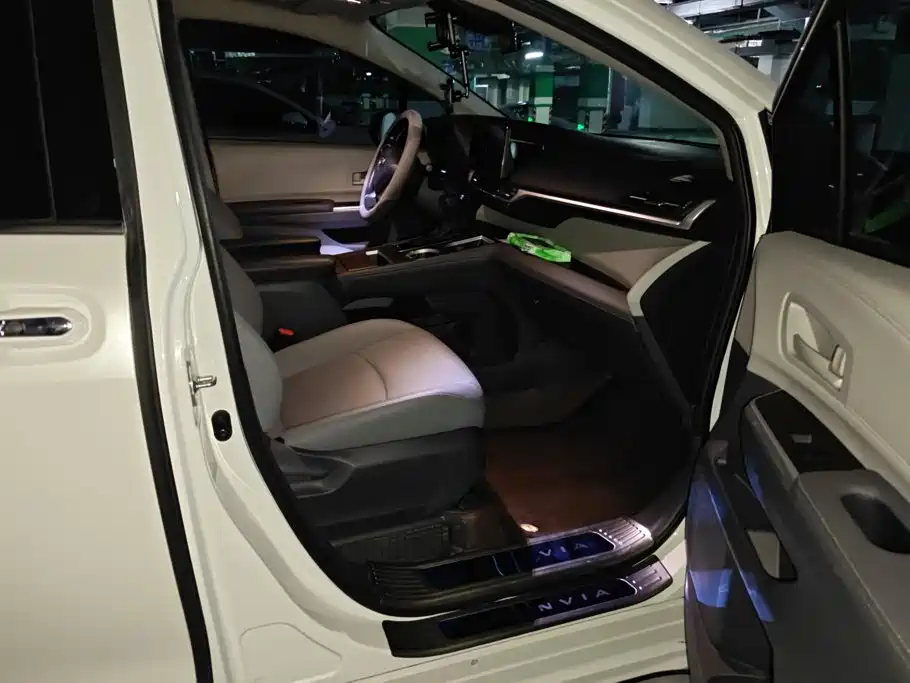 Toyota Granvia — фото 8