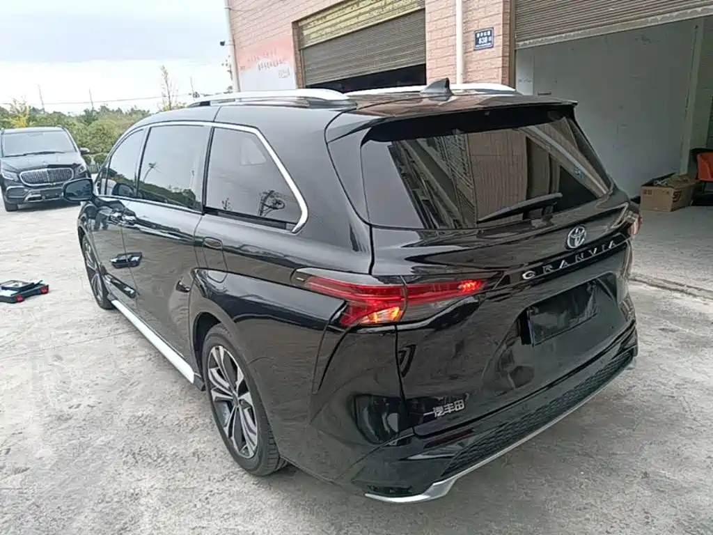 Toyota Granvia — фото 4