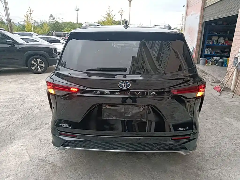 Toyota Granvia — фото 5