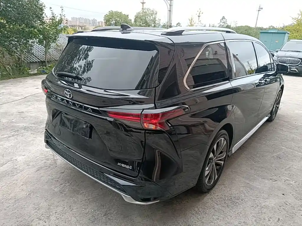 Toyota Granvia — фото 6