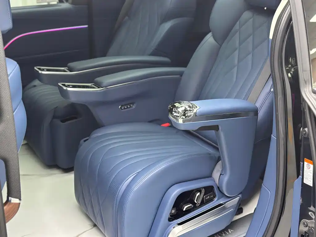 Toyota Granvia — фото 29