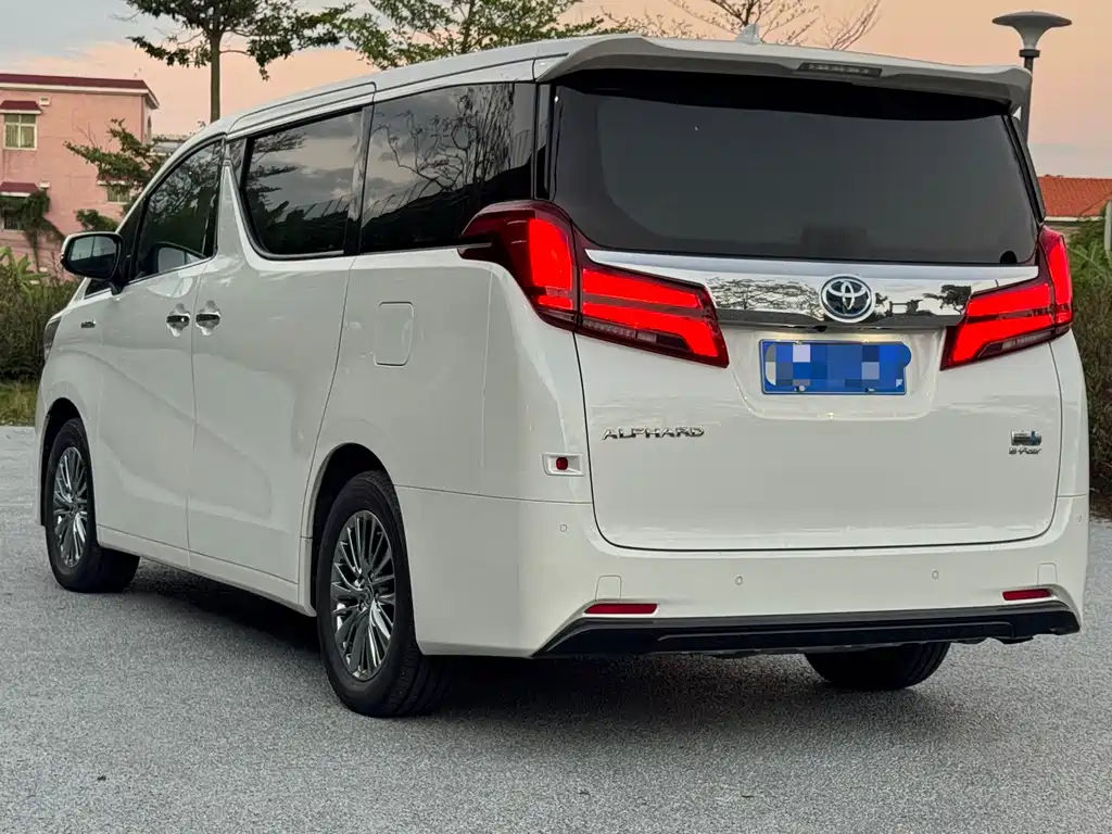 Toyota Alphard — фото 6