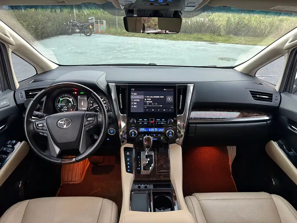 Toyota Alphard — фото 10