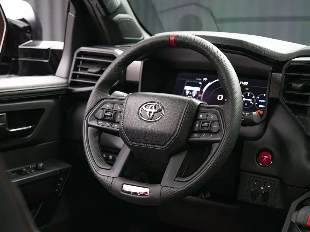 Toyota Sequoia — фото 11
