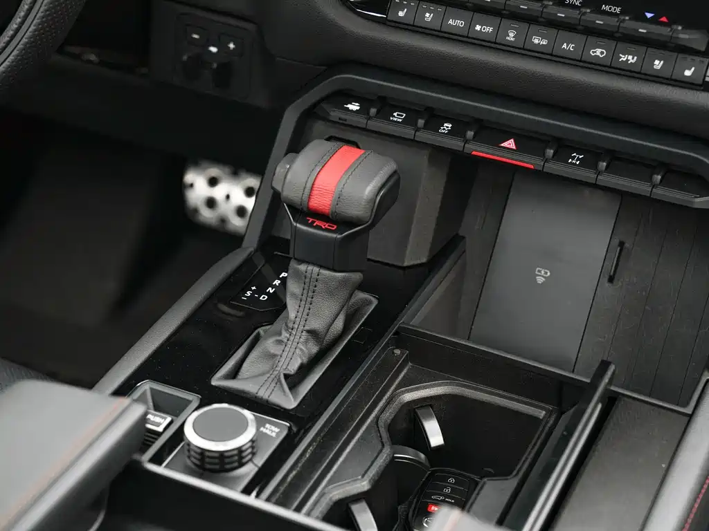 Toyota Sequoia — фото 14
