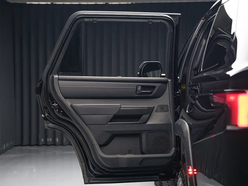 Toyota Sequoia — фото 17