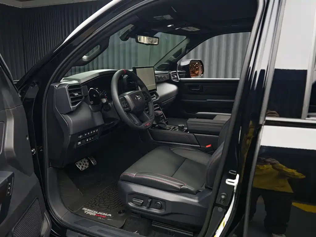 Toyota Sequoia — фото 18
