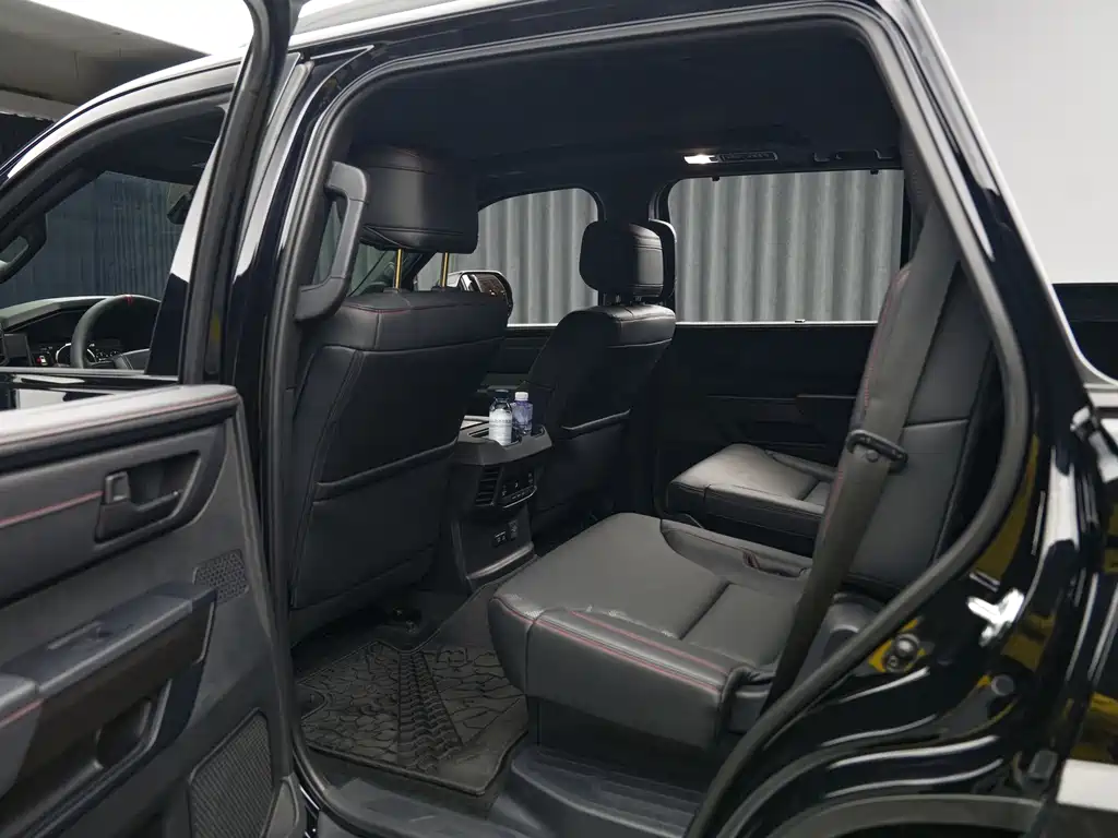 Toyota Sequoia — фото 20