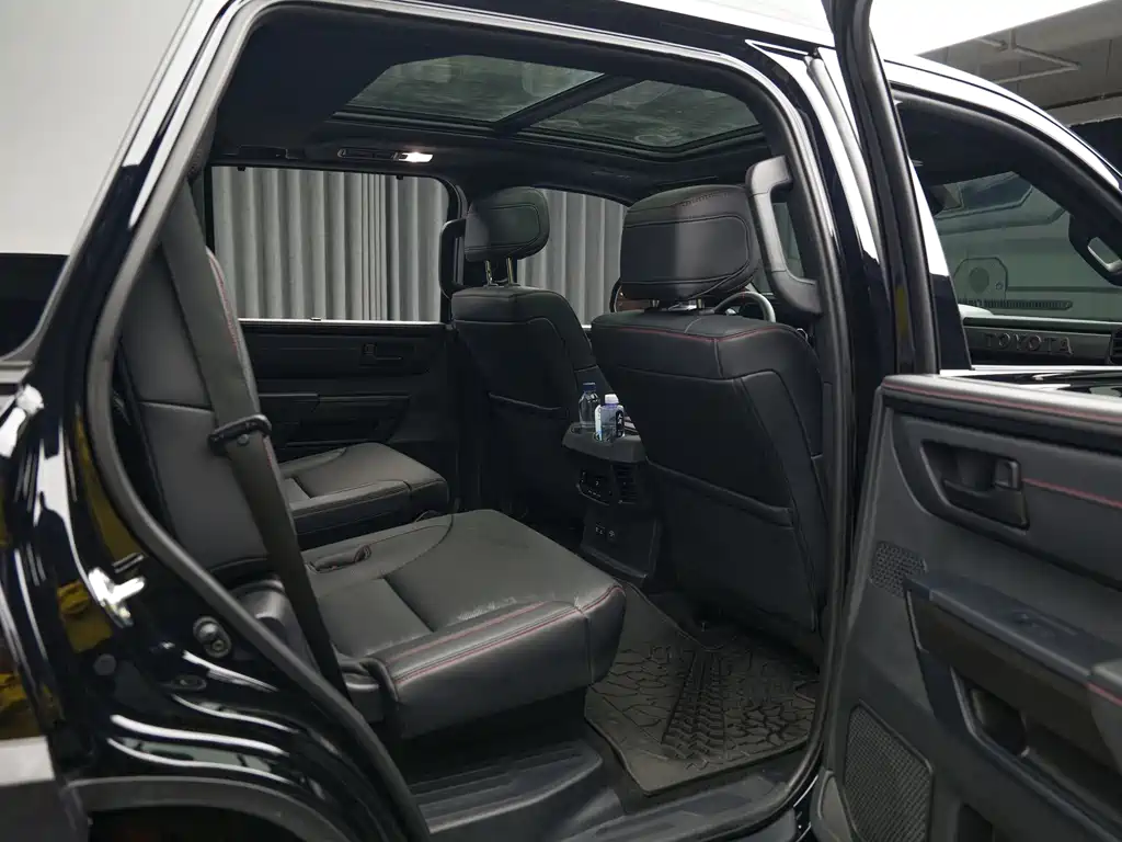 Toyota Sequoia — фото 21