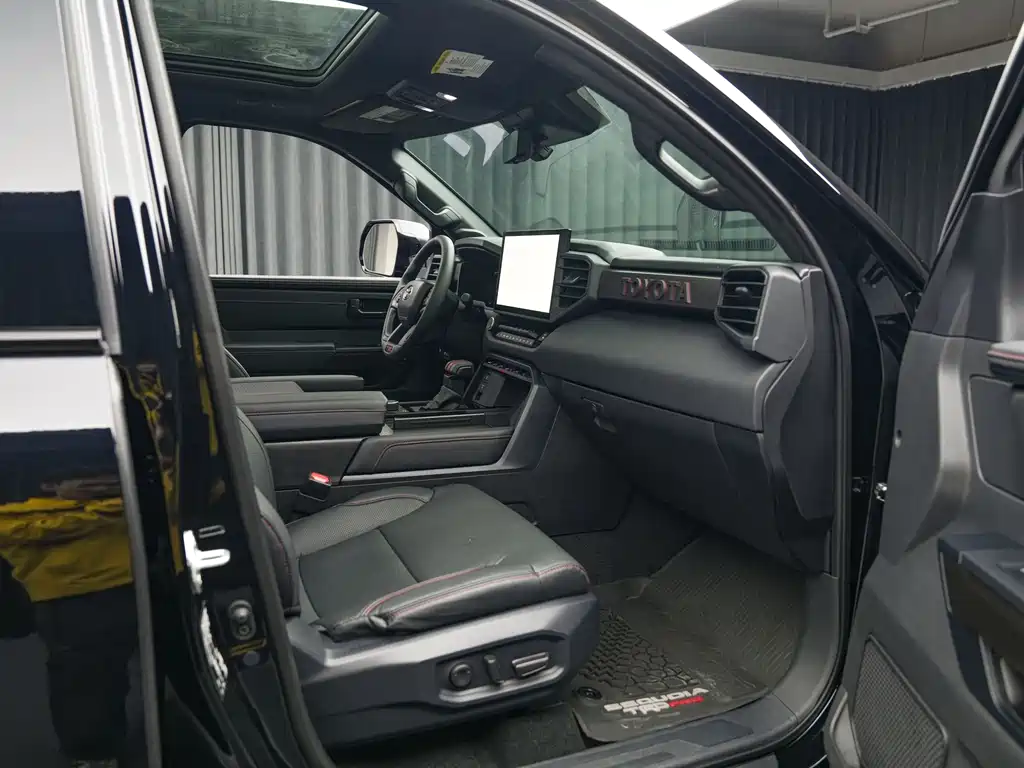 Toyota Sequoia — фото 22