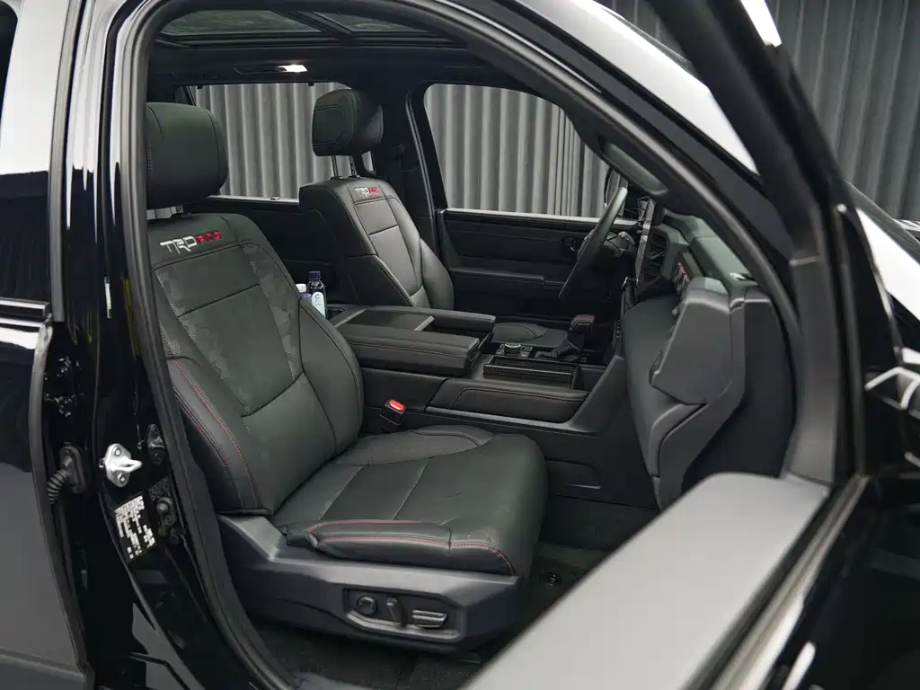 Toyota Sequoia — фото 23