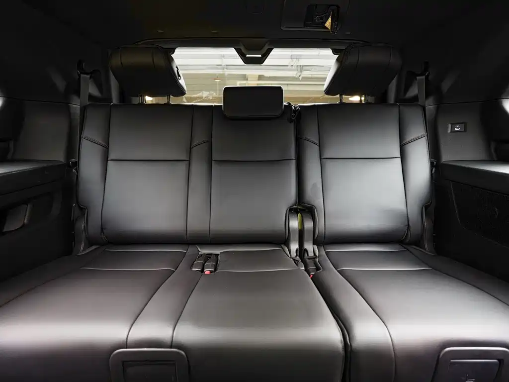 Toyota Sequoia — фото 10