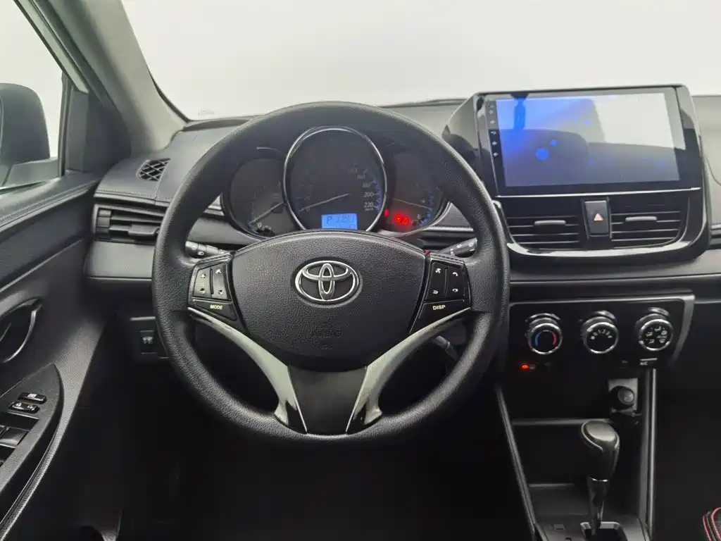 Toyota Yaris L — фото 11