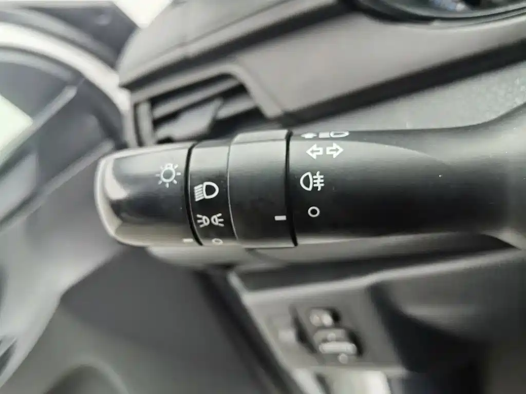 Toyota Yaris L — фото 21