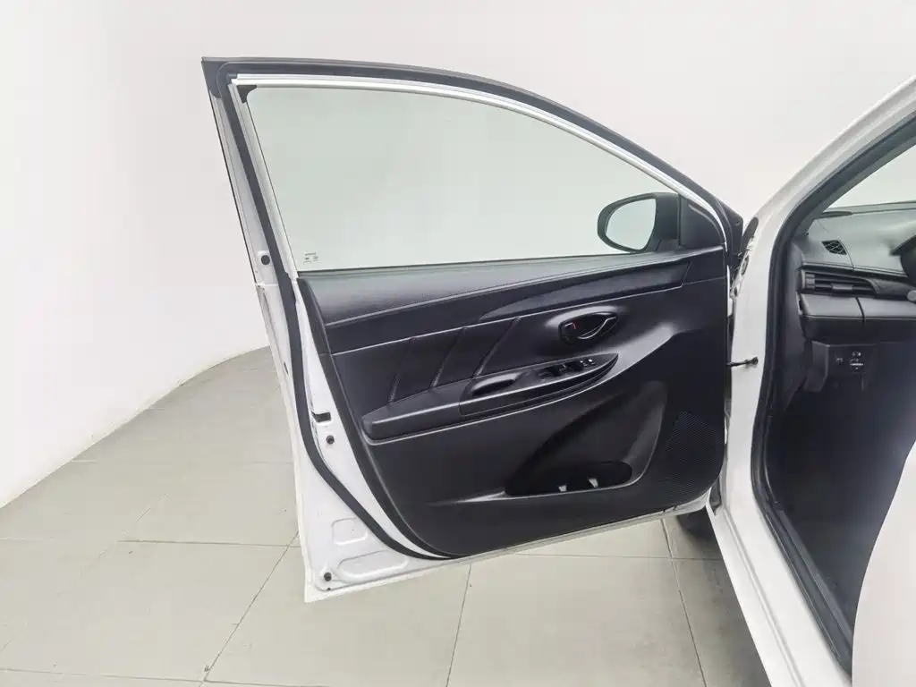 Toyota Yaris L — фото 8