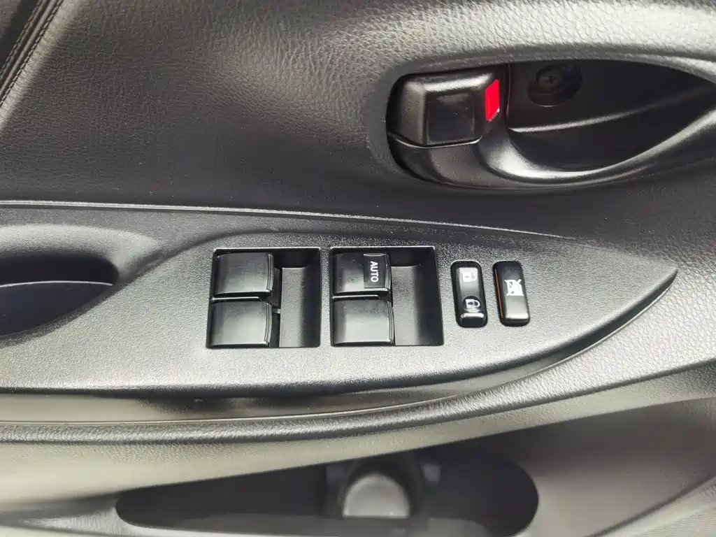Toyota Yaris L — фото 9