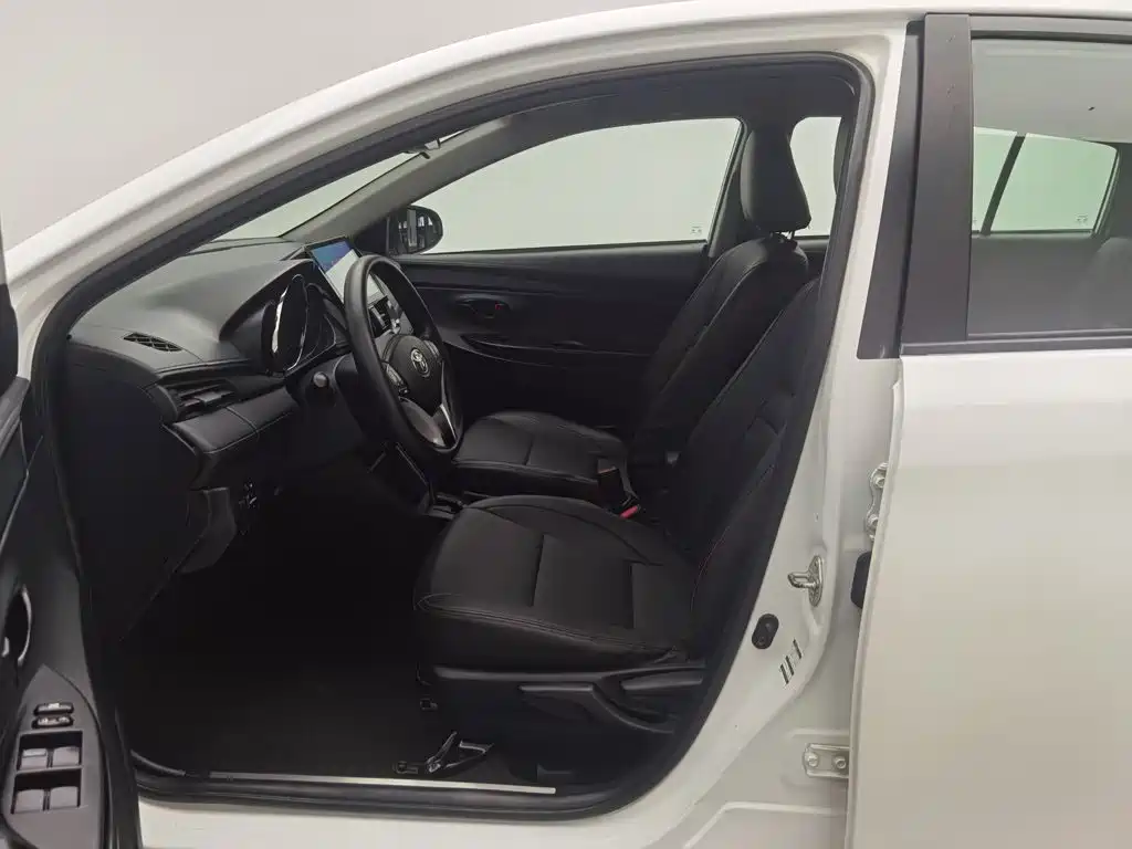 Toyota Yaris L — фото 10