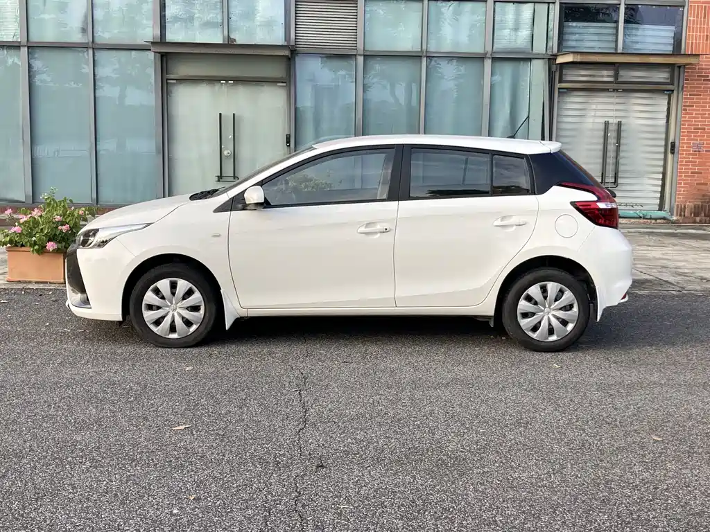 Toyota Yaris L — фото 4