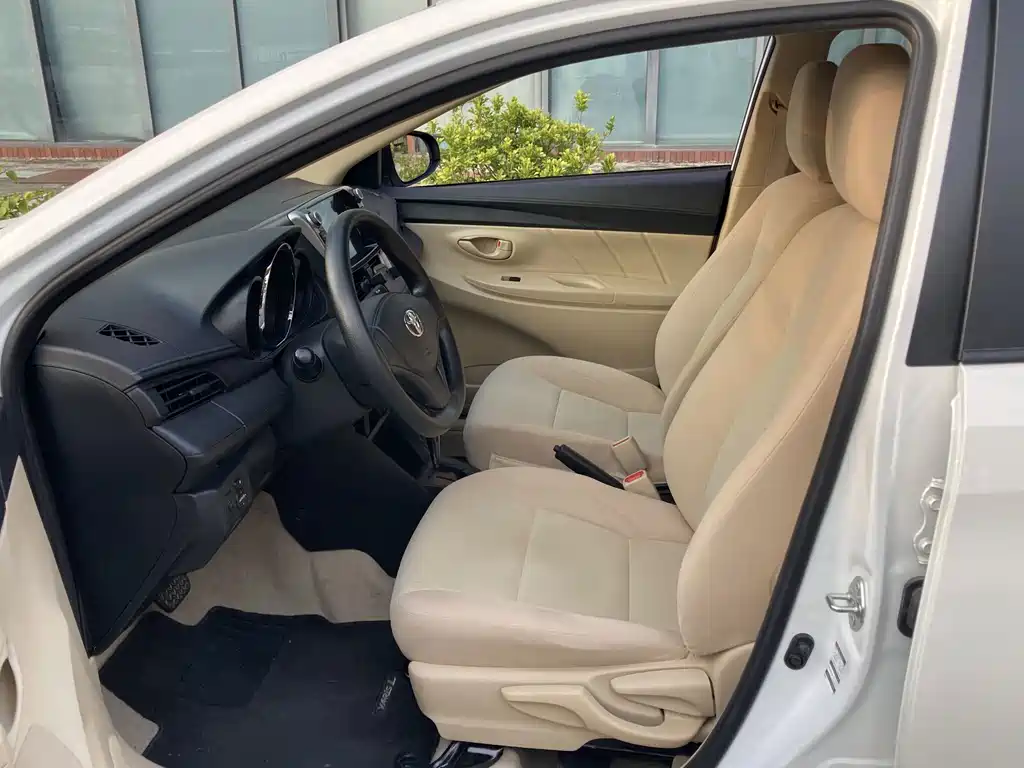 Toyota Yaris L — фото 8